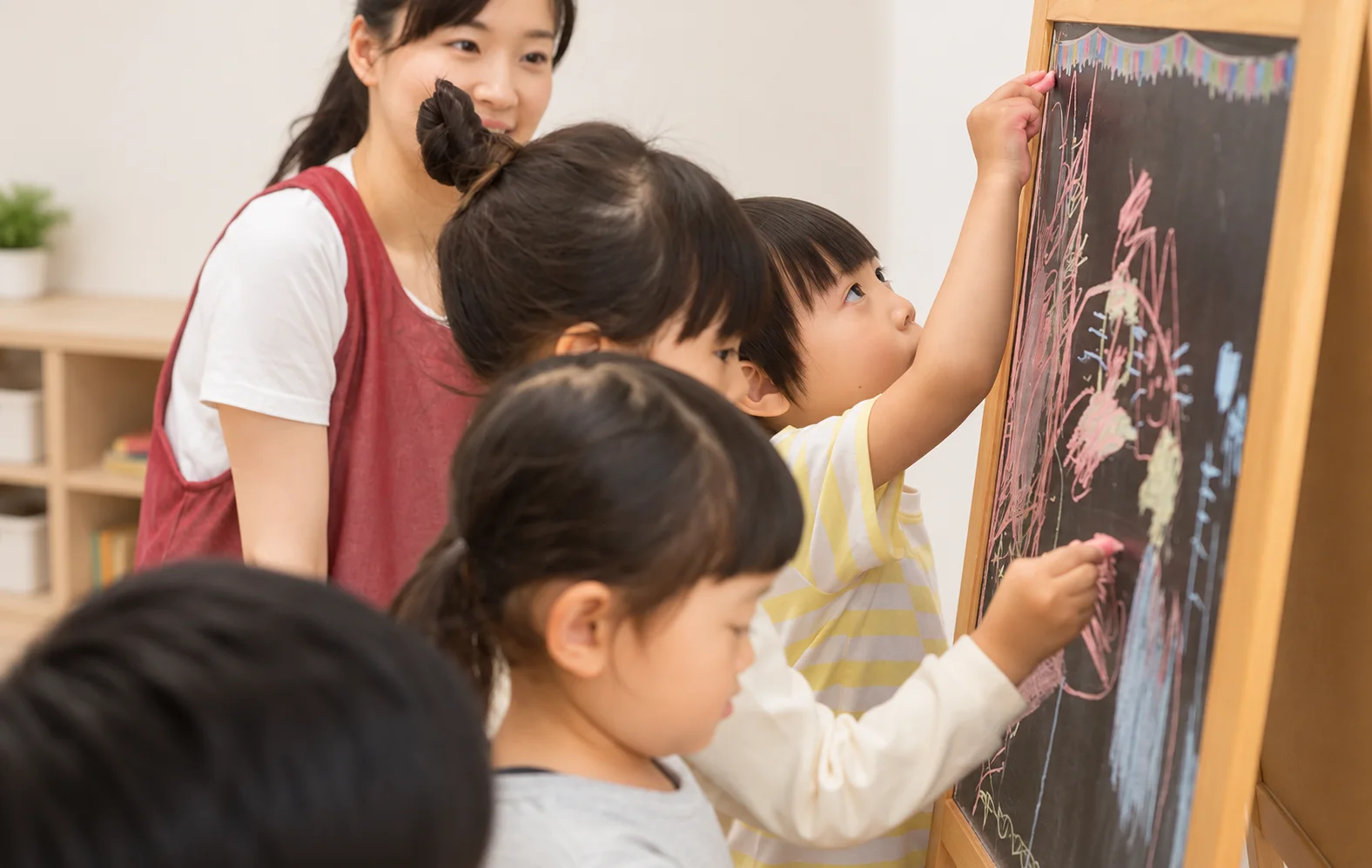 BiBiの明るい保育室で遊ぶ子どもたち