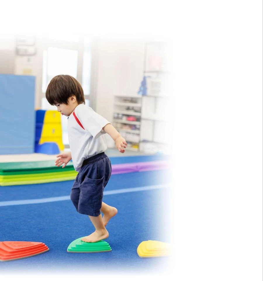 バランスを取りながら体を動かす子どもの活動イメージ